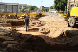 Ein Stück des Fundaments des einstigen Peterstores wird sichtbar. Foto: Ralf Julke