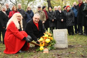 Einweihung des Grabsteins für Carl Friedrich Wilhelm Wagner mit Ursula Oehme und Thomas Krakow. Foto: Ralf Julke