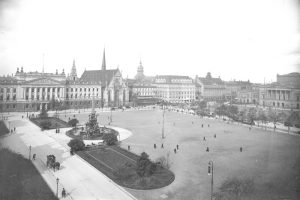 Leipzig - zur Zeit Erich Kästners. Augustusplatz mit Blick auf die Paulinerkirche. Foto: Stadtarchiv