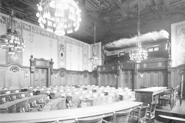 Im Rathaus wird in diesen Tagen heiß diskutiert. Foto: Stadtarchiv