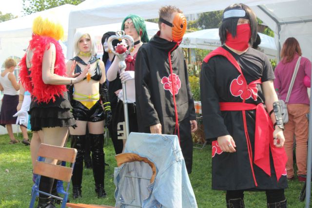 Buntes Treiben junger Menschen. Schnattern und COStümieren. Foto: Volly Tanner