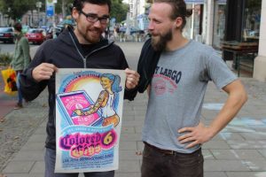Die Festivalmacher Falk (mit Bild) & Hannes auf der Karl Heine Straße. Foto: Volly Tanner