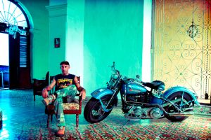 Der Mann von Welt wohnt gemeinsam mit seinen Bikes - die Harleys sind immer auch Familienmitglieder. Foto: Max Chucchi