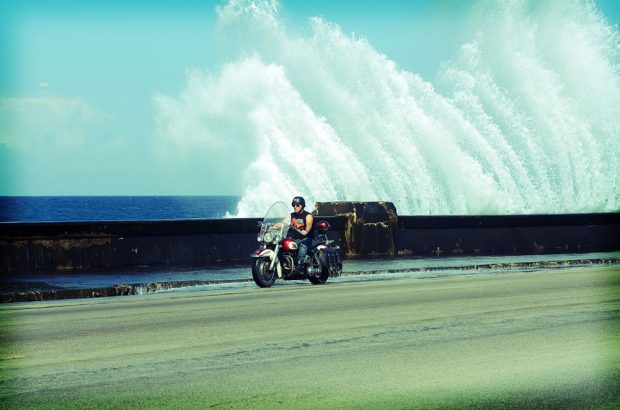 Cruisen am Malecon, Havannas berühmter Uferpromenade - manchmal geht’s bis an die Grenze, wenn die Wellen nach den Bikes greifen. Foto: Max Chucchi