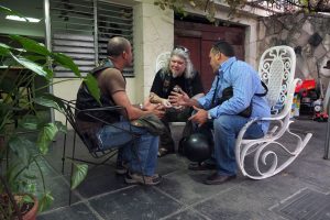 Der begnadete Schrauber Luis Enrique, Autor Jens Fuge und Ernesto Guevara (v.l.) im Gespräch. Foto: privat.