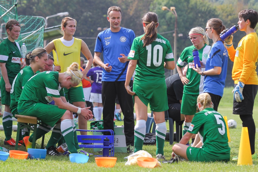 ELS-Trainer Sebastian Popp während einer Pausenansprache an sein Team. Foto: Jan Kaefer