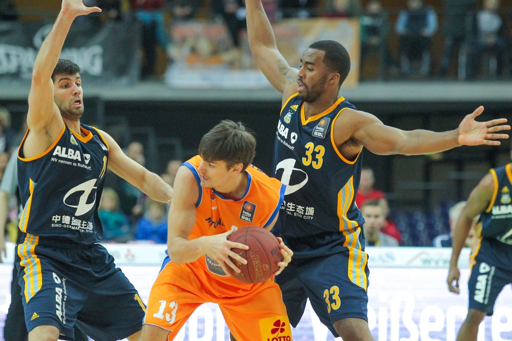 Hördur Vilhjalmsson (MBC) gut bewacht von den beiden Berlinern Vojdan Stojanovski (li.) und Jamel McLean. Foto: Jan Kaefer