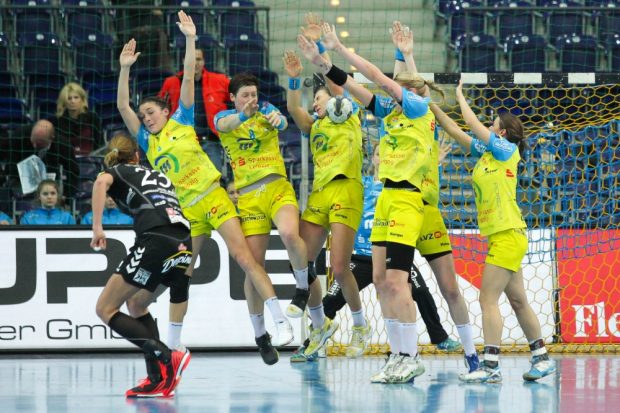 Als letzte Aktion der 1. Halbzeit drischt Andrea Penezic einen Freiwurf in die HCL-Mauer. Foto: Jan Kaefer