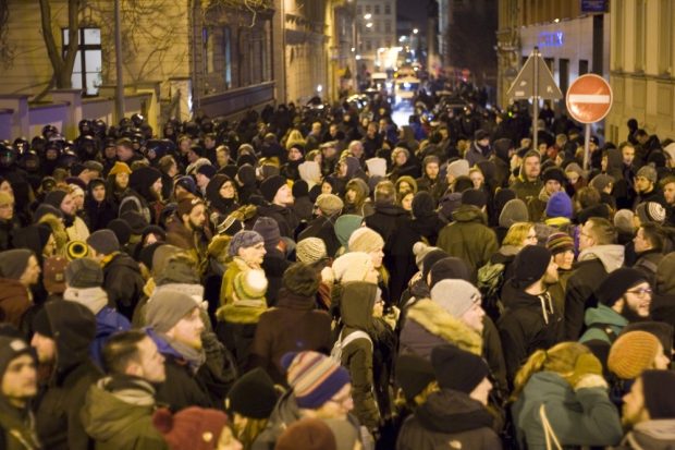 400 Gegendemonstranten machten den Legida-Durchlasspunkt Querstraße/ Dörrienstraße dicht. Foto: L-IZ.de