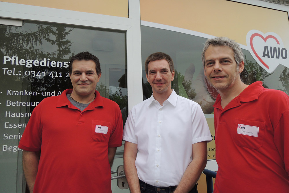 Das Team der Jupiterstraße 2: Die AWO-Mitarbeiter Jens Wohlleben (l.) und Jens Janko (r.) sowie Einrichtungsleiter Micheal Rast (m.). Foto: AWO Leipzig-Stadt