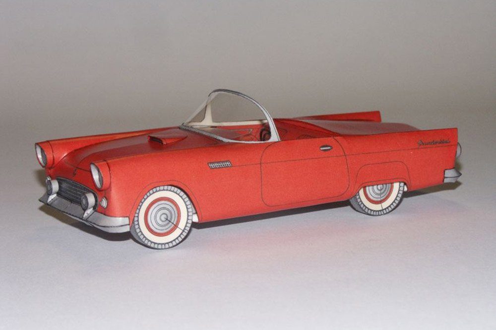 Originalgetreues Kartonmodell eines Ford Thunderbird aus dem Jahre 1954. Foto: Inspirata