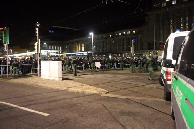 Gegendemonstranten warten auf Legida-Zug. Foto: L-IZ.de