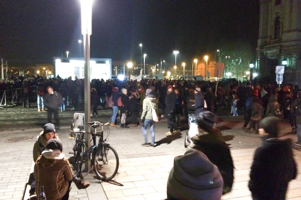 Gegendemonstranten am Leuschnerplatz. Foto: L-IZ.de