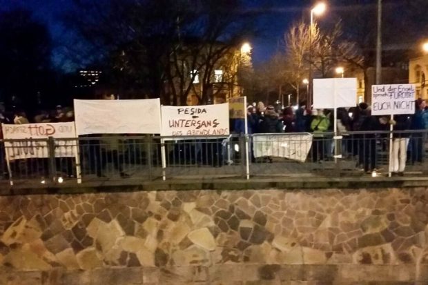 Gegenüber dem neuen Rathaus haben sich ca. 60 Theologiestudenten zum Protest zusammengefunden. Foto: L-IZ.de