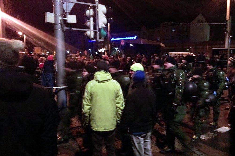 Legida ist vorbei und auch die Gegendemonstranten gehen langsam auseinander. Foto: Melo
