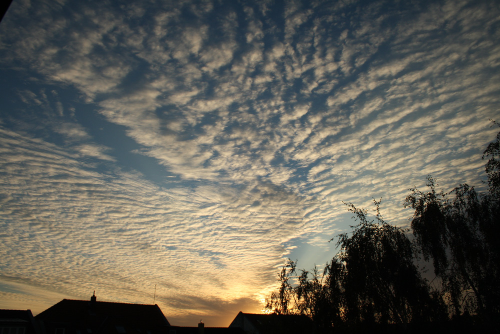 Grandioser Trost manchmal nach einer harten Arbeitswoche: ein theatralischer Abendhimmel. Foto: Ralf Julke