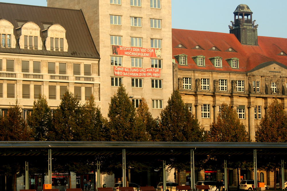 Protestbanner gegen die Kürzungen. Foto: Ralf Julke