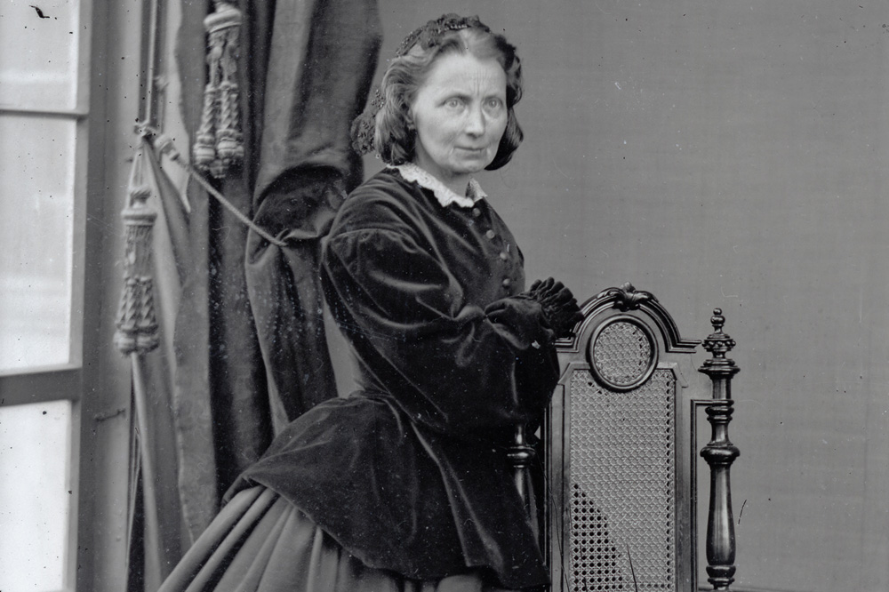 Bertha Wehnert-Beckmann in ihrem Atelier mit Hund Pluto, Glasnegativ, um 1870. Foto: Stadtgeschichtliches Museum Leipzig