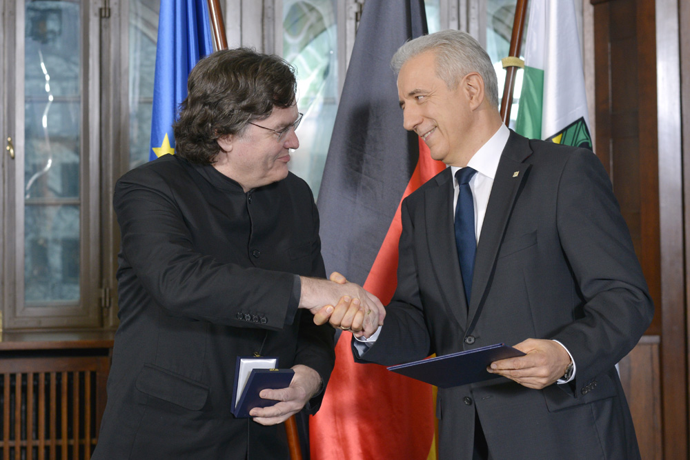 Ministerpräsident Stanislaw Tillich überreicht Georg Christoph Biller das Bundesverdienstkreuz. Foto: Thomanerchor, M. Rietschel