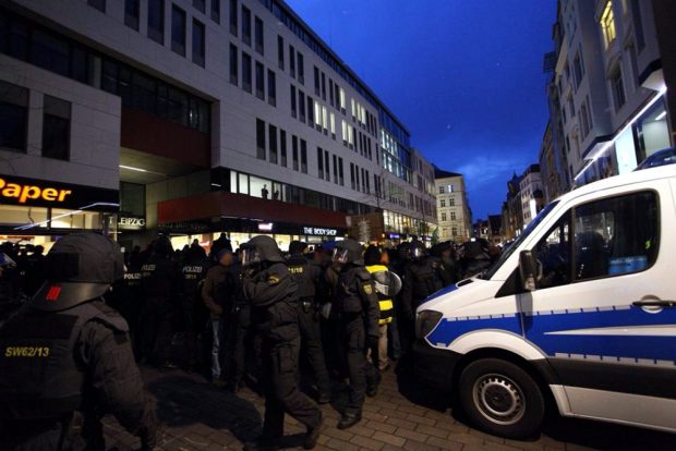 Die Blockierer stehen und versuchen den ZUgang zum Augustusplatz zu versperren. Foto: L-IZ.de