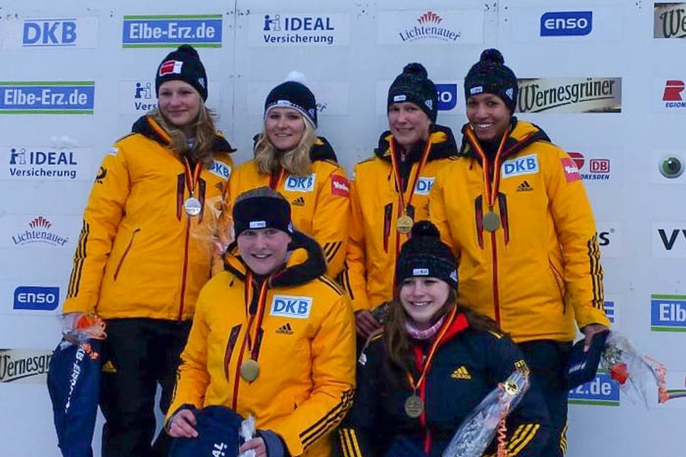 Siegerehrung für die besten deutschen Bob-Juniorinnen: Anne Lobenstein (dunkle Jacke) und Mariama Jamanka (oben rechts) wurden Dritte. Foto: privat
