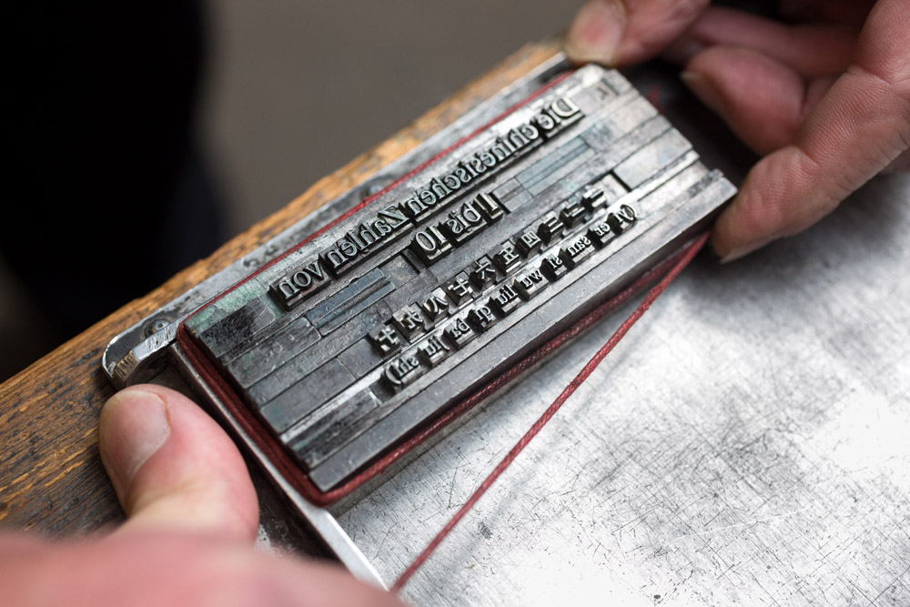 Anfertigung eines deutsch-chinesischen Druckstockes. Foto: Konfuzius-Institut Leipzig