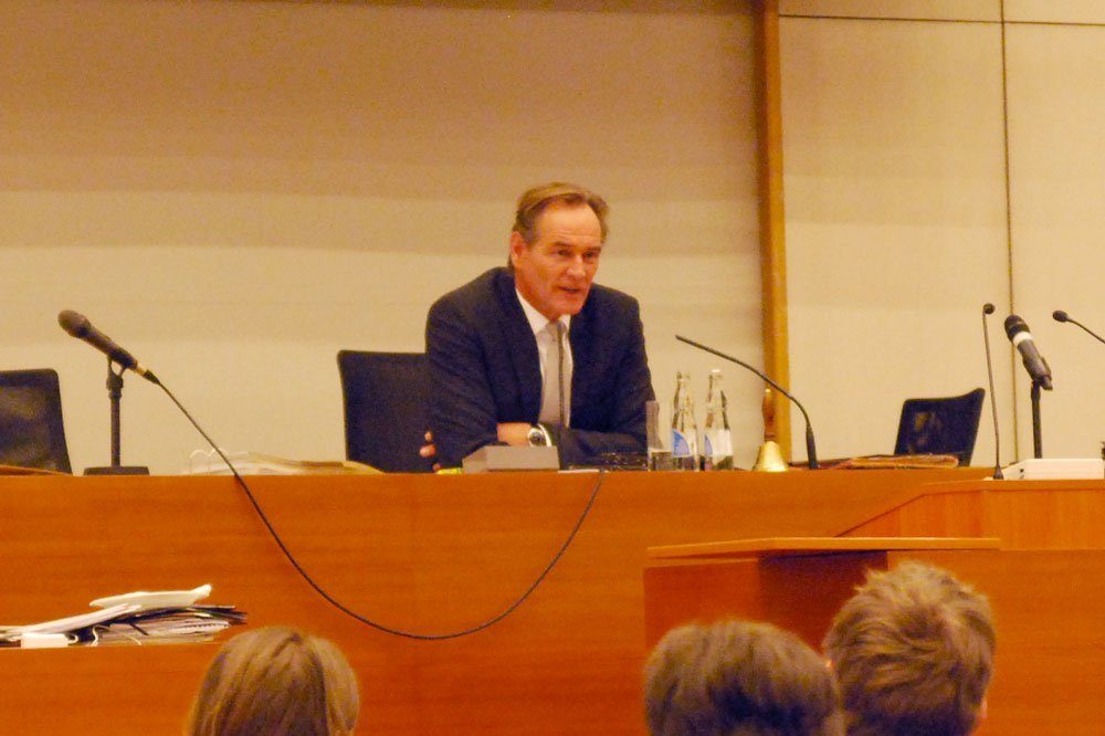 Leipzigs OBM Burkhard Jung im Stadtrat vom 21. Januar 2015 zu den aktuellen Geschehnissen in Leipzig und der Ablehnung seiner Bitte nach mehr Polizei in der Messestadt an den sächsiscehn Ministerpräsidenten Stanislaw Tillich. Foto: L-IZ.de