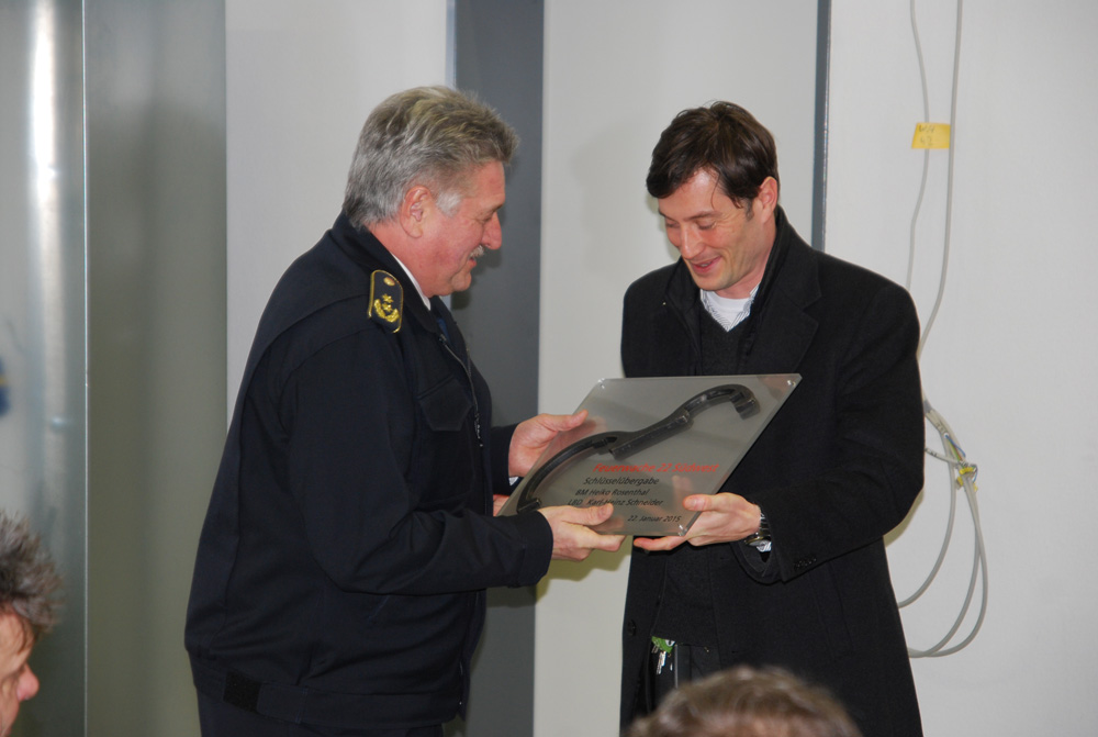 Bürgermeister Heiko Rosenthal (re.) übergibt symbolisch den Schlüssel zur neuen Feuerwache an den Leiter der Leipziger Branddirektion, Karl-Heinz Schneider. Foto: Stadt Leipzig