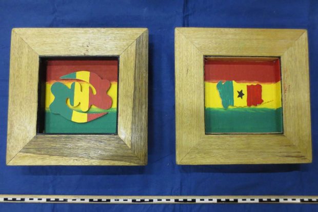 In vier Holzbildern befanden sich jeweils zwei, mit Folie umwickelte Päckchen. Foto: Hauptzollamt Dresden