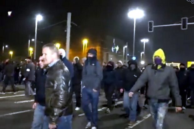 Januar 2015 in Leipzig. Vermummt, gewaltbereit und am Ende in einer Attacke auf Journalisten ohne polizeiliches Eingreifen verwickelt. LEGIDA-Demonstranten in Leipzig. Bildquelle: Screenshot Video QfR TV Youtube