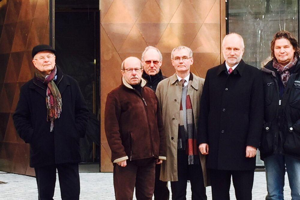 Der Vorstand des Harmonie e.V. vor dem gespendeten Portal.