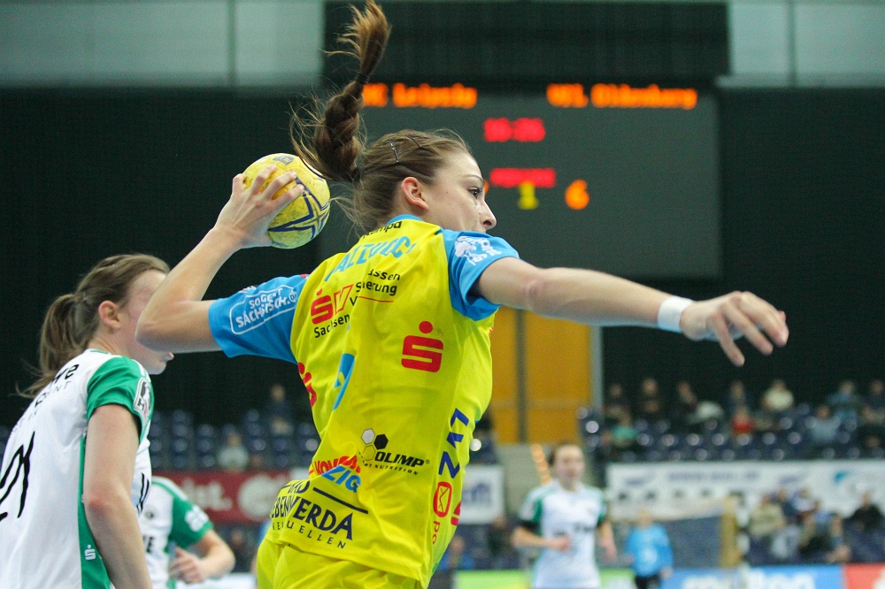 Zopf und Daumen hoch! Alexandra Mazzucco und ihr HCL ließen sich vom VfL Oldenburg kein zweites Mal überlisten. Foto: Jan Kaefer