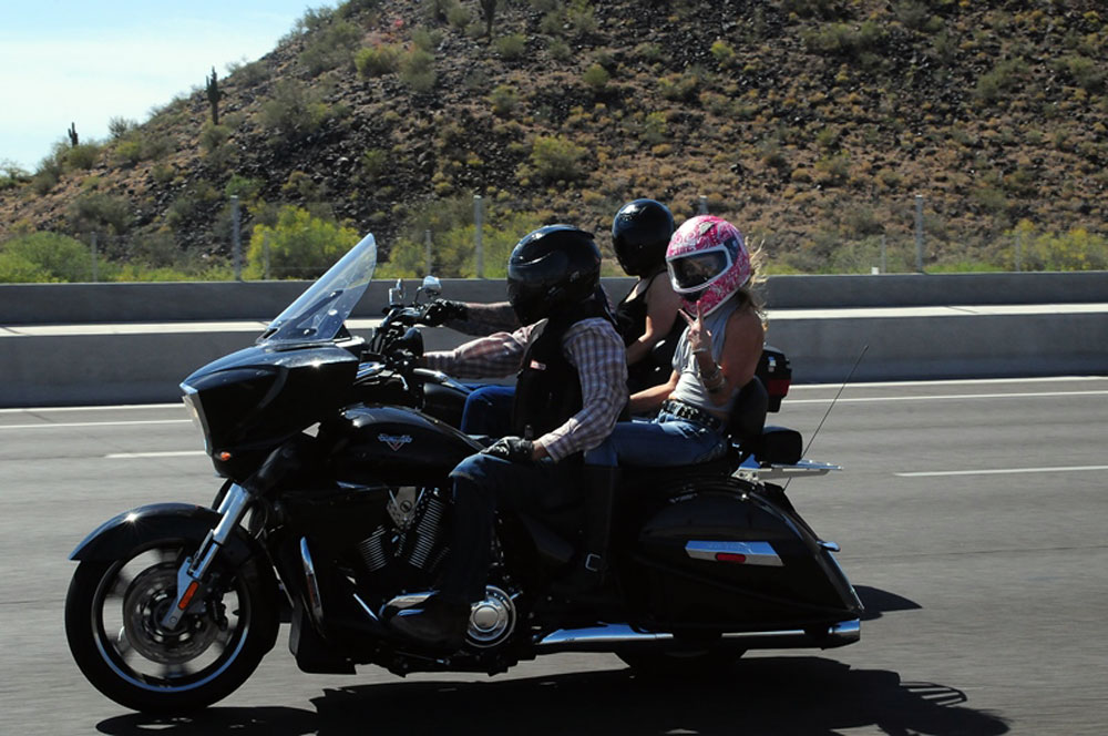 Sonny Barger auf seiner schweren Victory. Die Harley hat er nach über 40 Jahren ausgemustert. Foto: privat