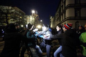 Während der Rangeleien bei der Blockaderäumung soll ein Fotojournalist einem Beamten auf den Helm geschlagen haben. Daraufhin wird er derzeit festgehalten und seine Personalien aufgenommen. Foto: L-IZ.de