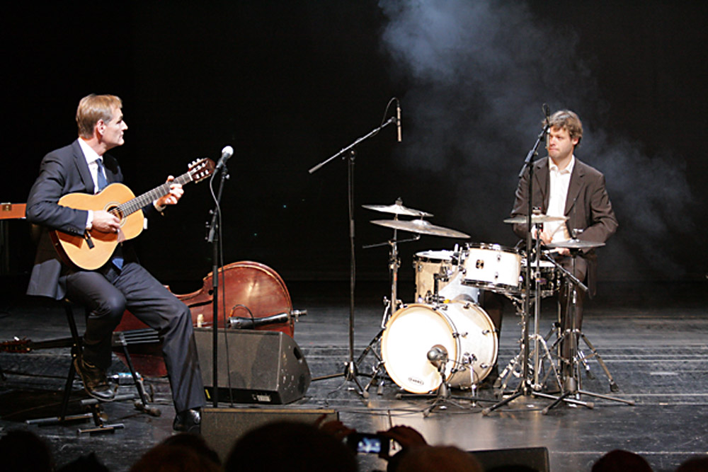 In Leipzig sind auch die Oberbürgermeister musikalisch: Burkhard Jung mit Gitarre. Archivfoto: Sebastian Beyer