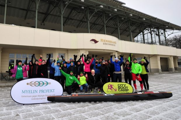 Gruppenbild vor der Scheibenholz-Tribüne. Foto: Dieter Grundmann/ Westend-PR