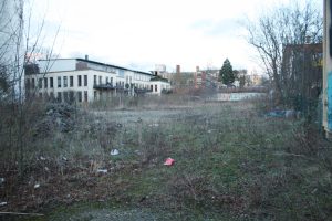 Brachfläche in der Windscheidstraße 45 / 47. Foto: Ralf Julke