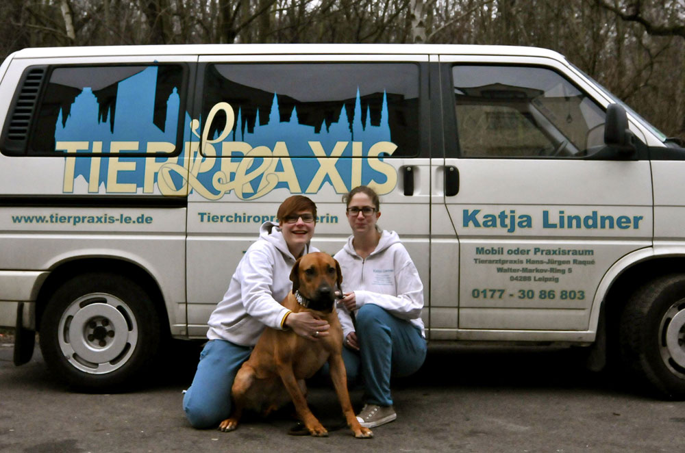Katja (li) und Esther, tummeln sich auf dem Parkett der alternativen Tiermedizin. Foto: Volly Tanner