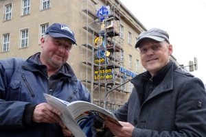 Bauleiter Timo Wernicke (l.) und NEL-Geschäftsführer Dr. Uwe Teichert vor der restaurierten Anlage. Foto: Norman Rembarz/Westend-PR