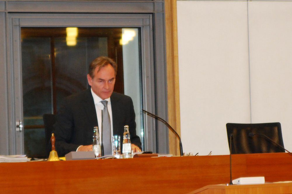 Leipzigs Oberbürgermeister Burkhard Jung im Stadtrat zu den Ereignissen im Stadtgebiet: "Freie Meinungsäußerung: Ja. Aber Gewalt gegen Personen und Sachbeschädigungen: Nein!". Foto: L-IZ.de
