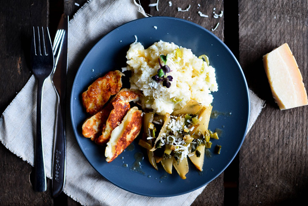 Ofenrisotto mit Birnen-Lauch-Gemüse und Halloumi. Foto: Maike Klose