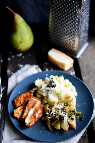 Ofenrisotto mit Birnen-Lauch-Gemüse und Halloumi. Foto: Maike Klose