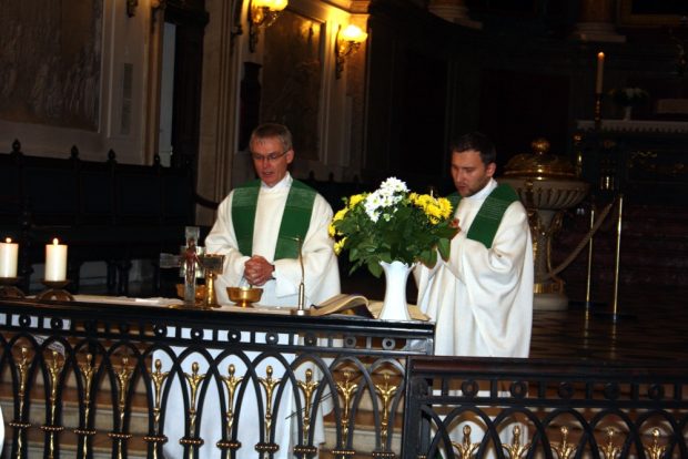 Pfarradministrator Gregror Giele (links) gemeinsam mit Kaplan Przemyslaw Kostorz am Altar der Nikolaikirche. Foto: Ernst-Ulrich Kneitschel