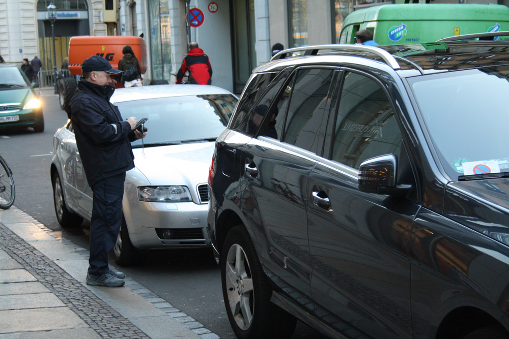 Ein Ordnungsamtsmitarbeiter bei einer Fahrzeugkontrolle am Neumarkt. Foto: Ralf Julke