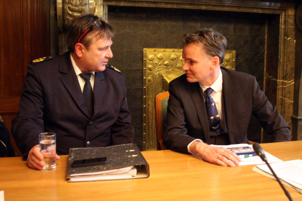 Leipzigs Polizeipräsident Bernd Merbitz und Sachsens Verfassungsschutz-Chef Gordian Meyer-Plath beim „Regionalforum“ zu politischer Gewalt in Sachsen Foto: Alexander Böhm