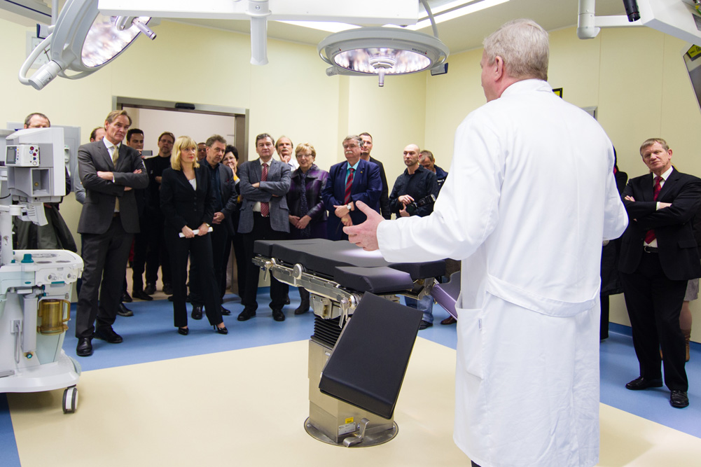 Sankt Georg: Dr. med. Christian Geyer, Leiter der Kinderchirurgie im Klinikum St. Georg, stellt den neuen kinderchirurgischen OP-Saal vor. Foto: Klinikum St. Georg gGmbH