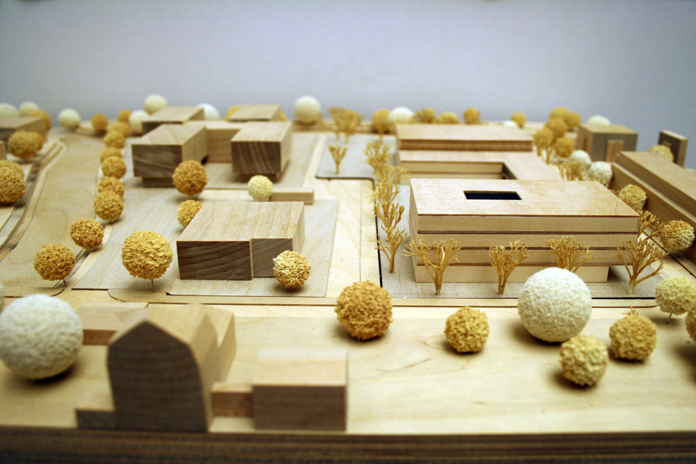 Leipzigs neue Sportoberschule im Modell (rechts). Unten die Goyastraße, links der noch freizulegende Flusslauf der Alten Elster. Foto: Ralf Julke