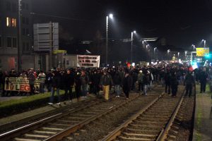 Der Demonstrationszug verbreiterte sich auf der Höhe der Oper auf den gesamten Ring. Die Demonstranten konnten ungehindert über das Gleisbett laufen. Foto: L-IZ.de