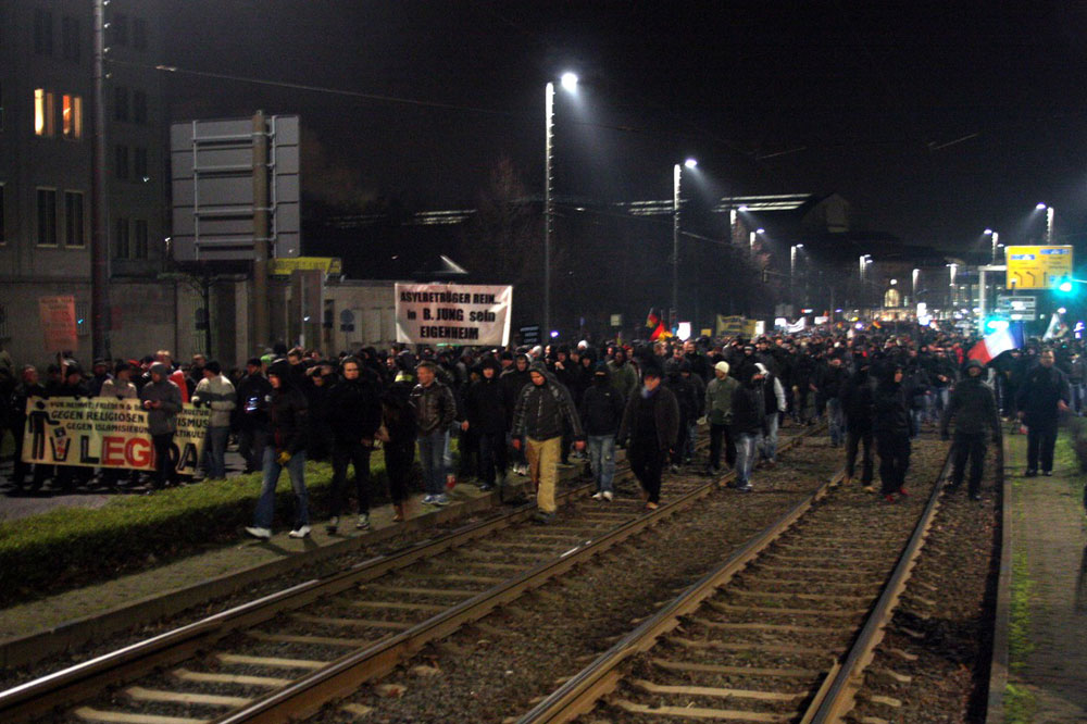 Der Demonstrationszug verbreiterte sich auf der Höhe der Oper auf den gesamten Ring. Die Demonstranten konnten ungehindert über das Gleisbett laufen. Foto: L-IZ.de