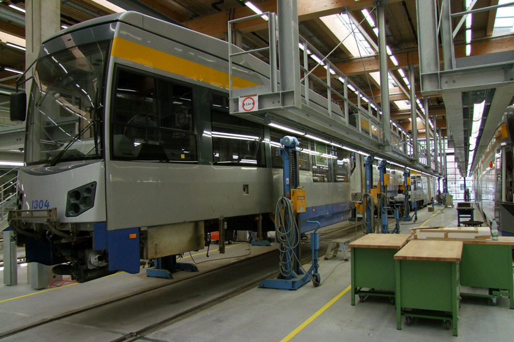Eine Straßenbahn der LVB bei der Wartung.